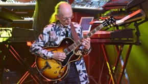 Steve Howe photo by Geoff Ford